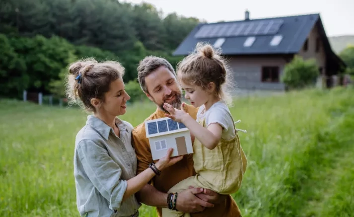 Famille venant de faire installer ses panneaux solaires